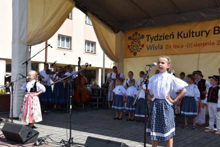Piąty dzień Tygodnia Kultury Beskidzkiej w Wiśle - występy na małej estradzie na Pl. B. Hoffa - Zespół Mała Wisła